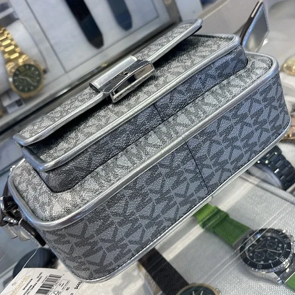 Michael Kors Bradshaw Extra-Sm Metallic Signature Logo Camera Crossbody
Silver - Picture 5 of 16